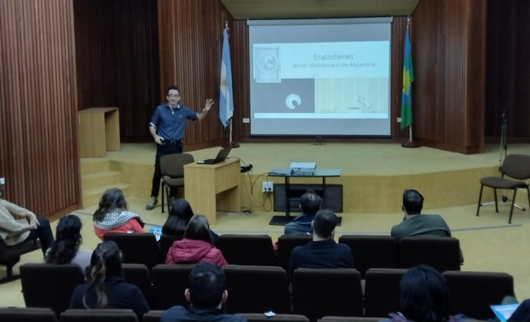 Dr- Andrés Arias en la bienvenida a becarios/as 2022