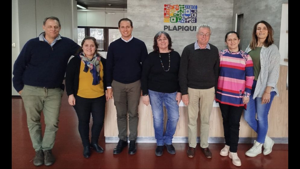 Trabajo conjunto: investigadoras de PLAPIQUI recibieron a integrantes de la Fundación Banco de Plásticos.
