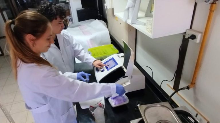 Florencia Rial y Ele Beruschi procesando muestras y realizando calibraciones previas a la expedición “Vida en los extremos”.